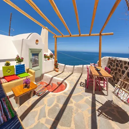 En Pori Foinikia (Santorini)