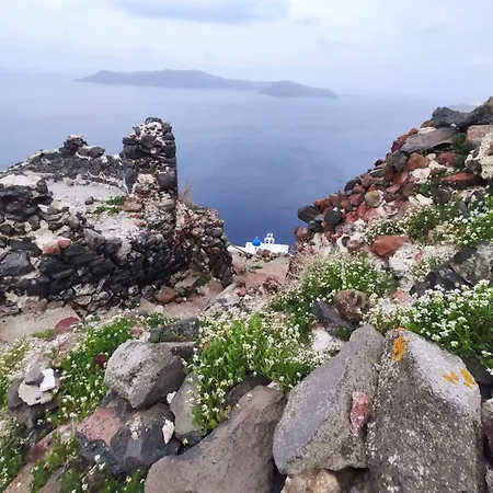 En Pori Foinikia (Santorini)