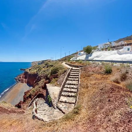 En Pori Foinikia (Santorini)