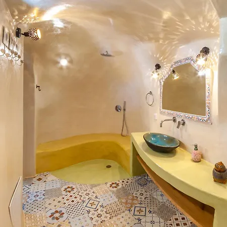 En Pori * Foinikia (Santorini)