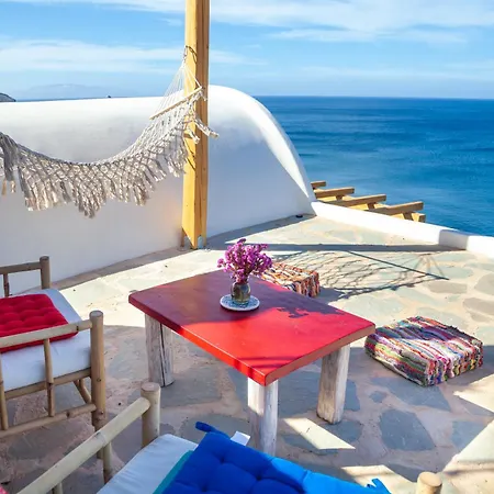 En Pori Foinikia (Santorini)